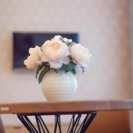 Апартаменты Leonart Living 21 *